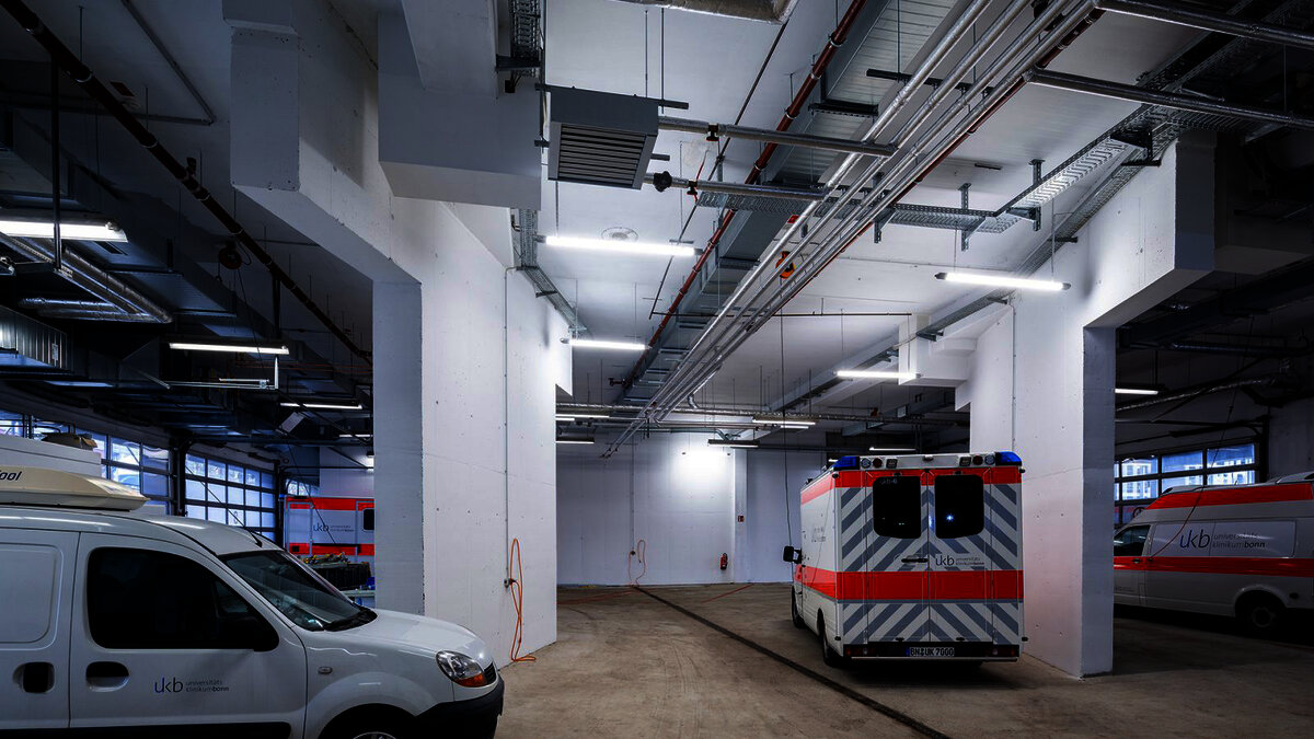 Universitätsklinikum Bonn, Garage mit Rettungsfahrzeugen